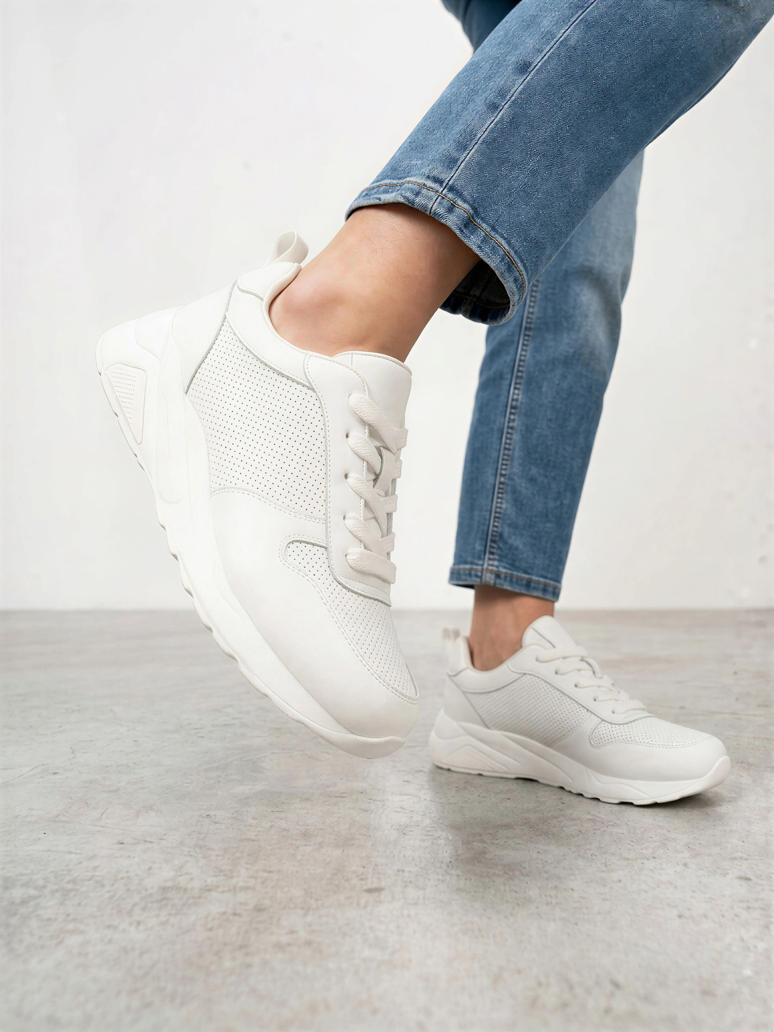 Кроссовки белого цвета на средней платформе